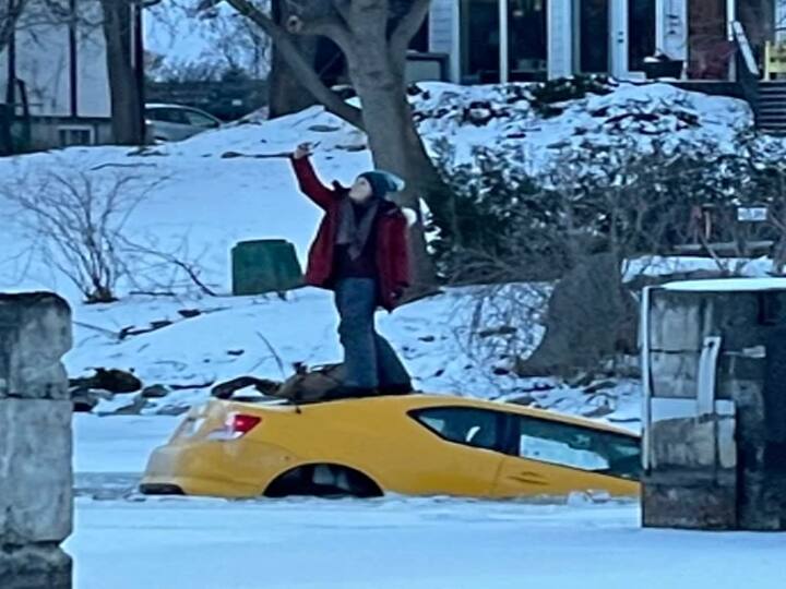 Canada: Woman taking selfie while car sinking in ice Ottawa Rideau River பனிகட்டியில் மூழ்கிய கார்.. விடாமல் செல்ஃபி எடுத்த பெண்... வறுத்தெடுக்கும் வலைதள வாசிகள்..