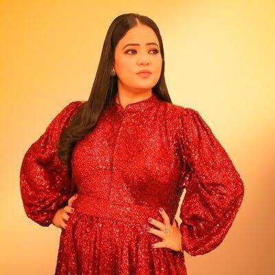 शुरुआत से ही कपिल शर्मा के साथ जुड़ीं भारती सिंह (Bharti Singh) को लेकर ख़बरें हैं कि उन्हें भी हर एपिसोड के 10-12 लाख रुपए तक मिल जाते हैं.