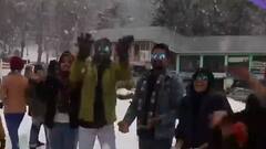 J&K और लदाख में पड़ रही कड़ाके की ठंड. बर्फबारी का लुत्फ उठा रहे सैलानी