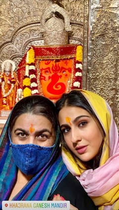 After Mahakaleshwar, Sara Ali Khan & Her Mother Amrita Singh Seek Blessings At Khajrana Ganesh Temple In Indore