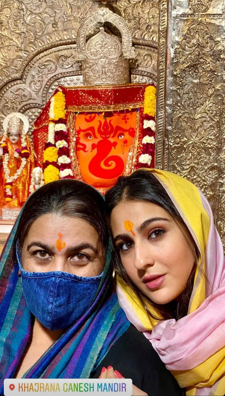 On Monday, Sara along with her mother and veteran actor Amrita Singh paid a visit to Indore's famous Khajrana Ganesh temple.