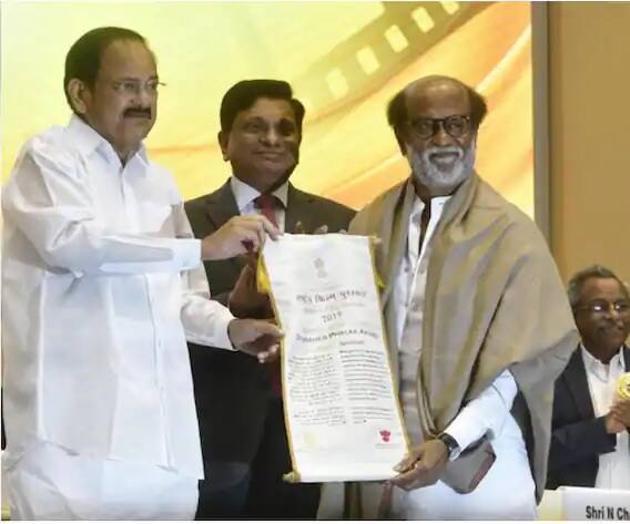 এই অনুষ্ঠানেই দাদাসাহেব ফালকে সম্মান পান রজনীকান্ত।