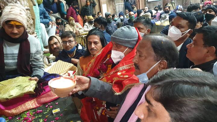 बता दें कि मंदिर में सीएम बघेल ने बांके बिहारी के दर्शन किए और यूपी में कांग्रेस की जीत की प्रार्थना भी की. फिर पुजारी से प्रसाद लिया.