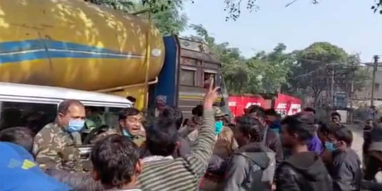 Purulia : Road Blocked with demand of drinking water at Santuri block Purulia : প্রায় এক সপ্তাহ ধরে মিলছে না পানীয় জল ! নিতুড়িয়া-বাঁকুড়া রাজ্য সড়কে অবরোধ