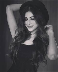 Mouni Roy की इन तस्वीरों को संभलकर देखिएगा, तस्वीरों पर फैंस हैं फिदा