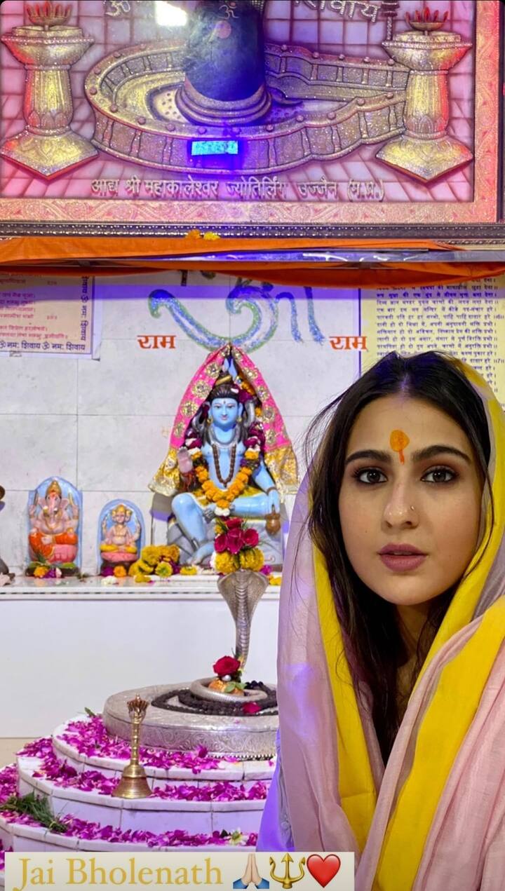 Sara visited the temple in evening and stayed there for a while, after offering prayers she took to Instagram and shared a few pictures.
