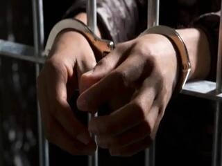 Pandharpur police arrested two youths carrying pisto | Pandharpur : कमरेला पिस्तूल लावून फिरणे तरूणांना पडले महागात; पंढरपूर पोलिसांकडून दोघांना अटक
