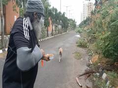 சென்னை | நாயை கட்டையால் அடித்து துன்புறுத்திய கொடூரம்.. தட்டிக்கேட்ட முதியவருக்கு அடி, உதை..