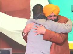 Punjab Election: भगवंत मान को पंजाब का CM उम्मीदवार घोषित करने के बाद केजरीवाल ने लगाया गले, देखें तस्वीरें