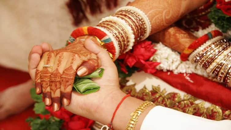 UP bride called off her wedding after groom threw varmala, Viral News Viral News: जयमाल के दौरान दूल्हे ने दुल्हन पर फेंकी वरमाला, रिश्तेदारों में हुआ पंगा तो बुलानी पड़ी पुलिस