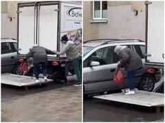 Watch: पानी के बीच फंसी बुजुर्ग महिला की गाड़ी, ट्रक ड्राइवर ने गजब का जुगाड़ निकाल कर पहुंचाया