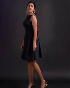 Actress Eesha Rebba | குறுக்கு சிறுத்தவளே.! நடிகை ஈஷா ரெப்பாவின் அழகான புகைப்படங்கள்!