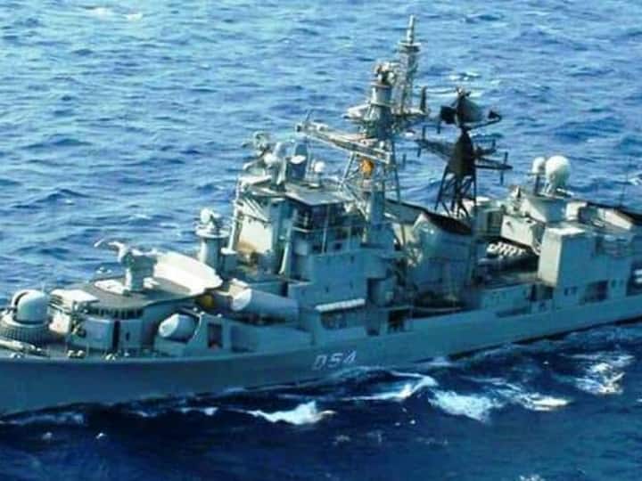 मुंबई हॉर्बर में भारतीय नौसेना के युद्धपोत, आईएनएस रणवीर में हुए ब्लास्ट में तीन नौसैनिकों की मौत हो गई और 10 नौसैनिक घायल हो गए. नौसेना ने हालांकि धमाके की जांच के आदेश दे दिए हैं लेकिन शुरूआती जांच में इसे किसी मशीनरी के फेल हो जाने के कारण माना जा रहा है.