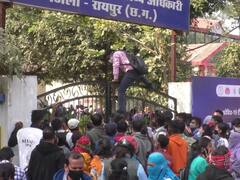रायपुर में 202 पोस्ट के लिए उमड़ी कैंडिडेट्स की भीड़, गेट और बाउंड्री कूद कर जमा किया आवेदन