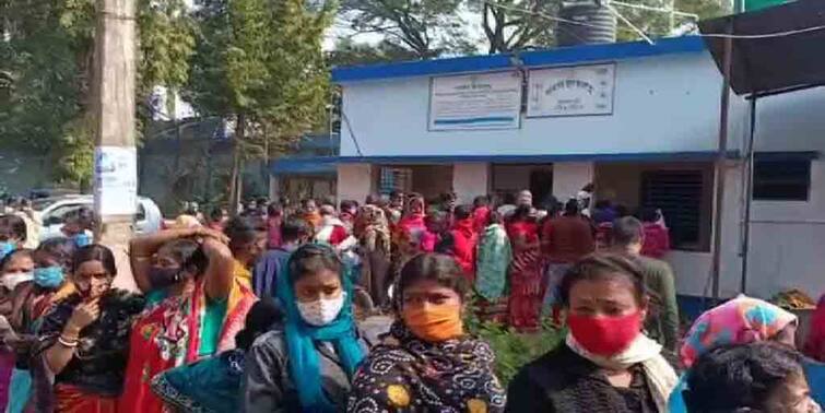 Paschim Bardhaman News ruckus at Panagarh Health Center for COVID Vaccine Paschim Bardhaman News: টিকা নিতে হুড়োহুড়ি, স্বাস্থ্যকেন্দ্রেই শিকেয় উঠল বিধিনিষেধ