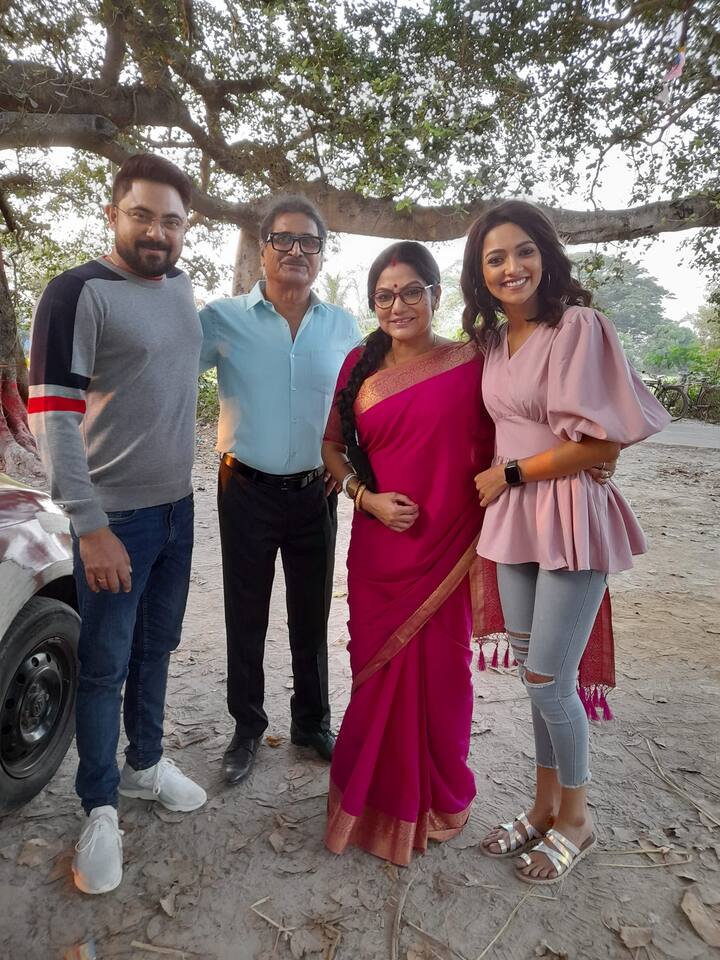 সম্প্রতি নতুন ছবি 'পাকা দেখা'-তে সুমন্তর বিপরীতে অভিনয় করেছেন দোলন রায়। এই ছবির কেন্দ্রীয় চরিত্রে রয়েছেন সোহম চক্রবর্তী ও সুস্মিতা চট্টোপাধ্যায়।