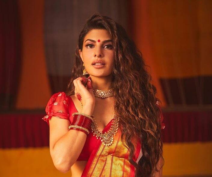 रिपोर्ट्स के अनुसार कई हिट फिल्मों में काम कर चुकीं जैकलीन फर्नांडिस एक गाने में परफॉर्म करने के 3 करोड़ रुपए तक चार्ज करती हैं.