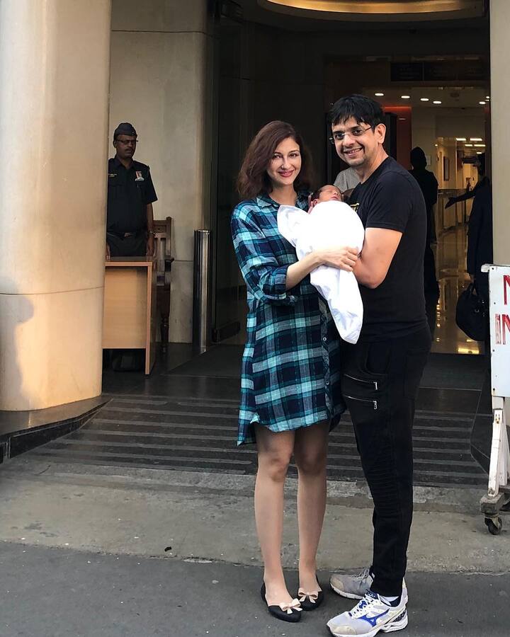 भाभी जी घर पर हैं में गोरी मेम का किरदार निभाने वाली सौम्या टंडन के पति देवेंद्र सिंह एक बैंकर हैं. एक्ट्रेस ने कुछ समय पहले शो छोड़ दिया है.