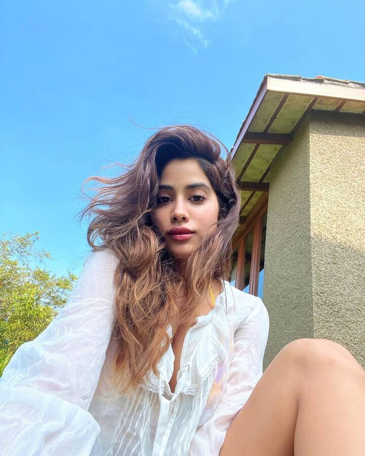 జాన్వీ కపూర్ హాట్ స్టిల్స్ -Image credit: JanhviKapoor/Instagram