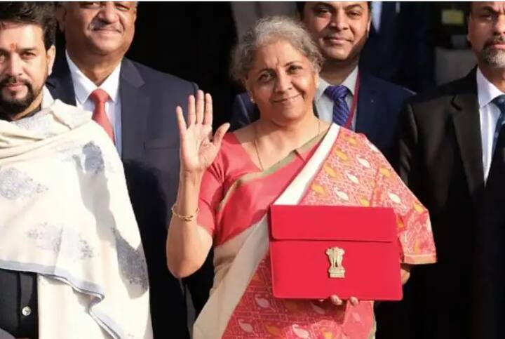 Budget 2022: বর্তমানে অফিসের কাজ বাড়ি থেকে করায়, বেতনভোগী শ্রেণির (Salaried Class)খরচ বেড়েছে।বিদ্যুতের বিল( Electricity Bill),ইন্টারনেট খরচ(Internet Expenses), আসবাবপত্র বাবদ ব্যয় করতে হচ্ছে কর্মীকে।অফিসে গিয়ে কাজ করলে এই ব্যয়ের ভার পড়ে কোম্পানির ওপর। যদিও এখন সেই ব্যয় বহন করতে হচ্ছে কর্মীদের।   শিশুদের ঘরে বসে অনলাইন ক্লাসের ( Online Classes)কারণে করদাতাদের ব্যয় বেড়েছে। কম্পিউটার, ল্যাপটপ, মোবাইল, ইন্টারনেটের কারণে পকেটে টান পড়েছে সাধারণ বেতনভোগী গৃহস্থ্যের।