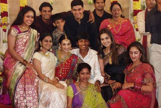 જ્યારે બંનેએ વાત કરી તો બંનેએ લગ્ન માટે હા પણ પાડી દીધી અને ઉતાવળમાં જોતાં જ તેમના સંબંધોની પુષ્ટિ થઈ ગઈ અને લગ્ન થઈ ગયા. 18 નવેમ્બર 2004ના રોજ બંનેએ સાત ફેરા લીધા. (તસવીર - સોશિયલ મીડિયા)