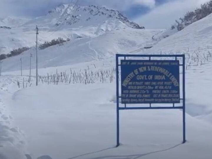 Ladakh freeze challenge for workers to supply 24 hours electricity in snow covered Drass ANN Ladakh Weather: कड़ाके की ठंड से जमा लद्दाख, बर्फ से ढक चुके द्रास में 24 घंटे बिजली सप्लाई कर्मचारियों के लिए बनी चुनौती