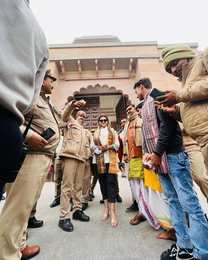 अक्षरा सिंह मंदिर के बाहर फैन्स से भी मिली और इस दौरान वो पुलिस के साथ भी फोटो खिंचवाती हुई नजर आईं.