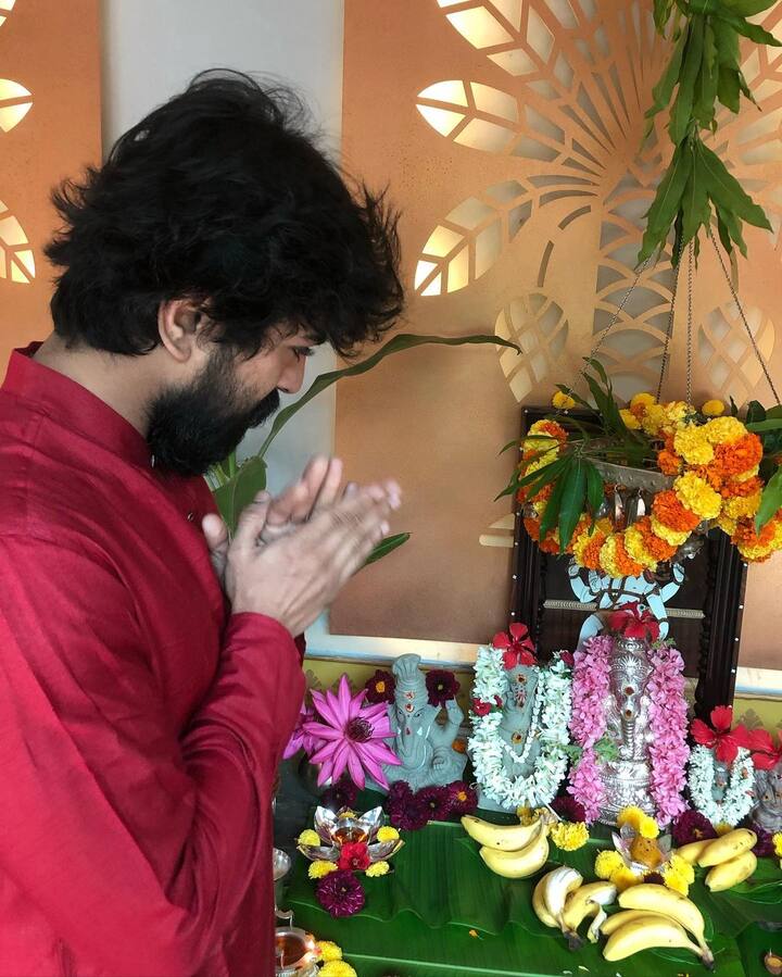बताया जाता है कि इस बंगले के बेसमेंट में एक मंदिर भी है जो किसी पुराने जमाने के मंदिर के जैसा बनाया गया है.