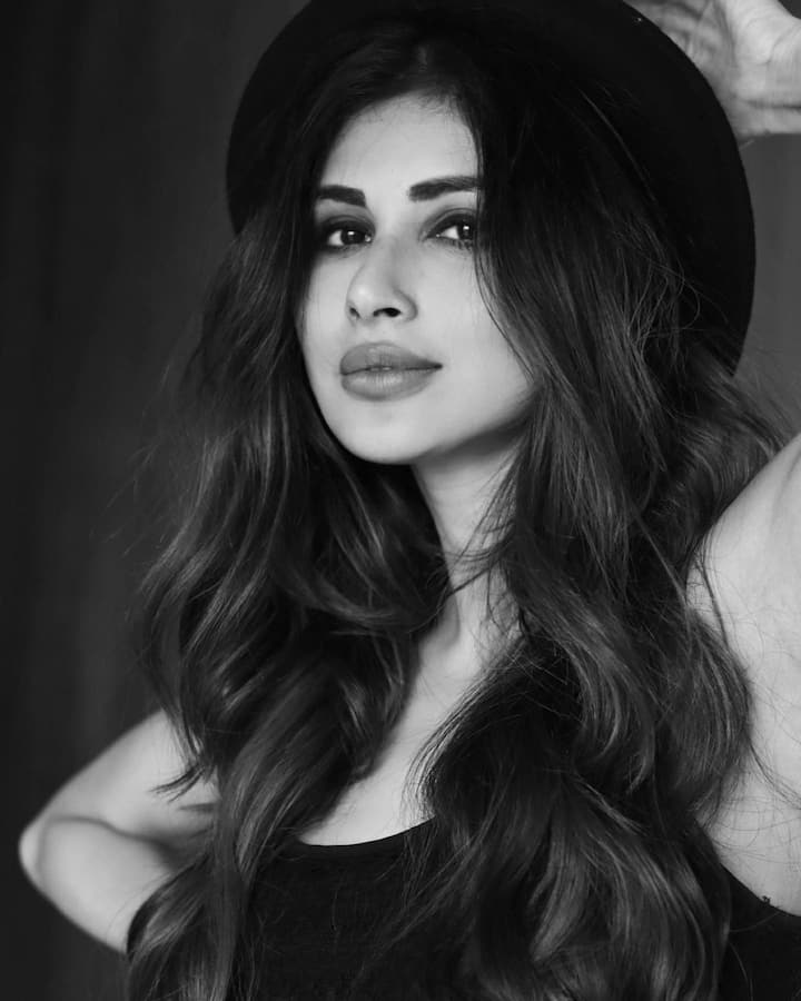 खुले बाल, बालों पर ब्लैक हैट पहने मौनी रॉय (Mouni Roy) का ये लुक सोशल मीडिया पर आग की तरह फैल गया है.