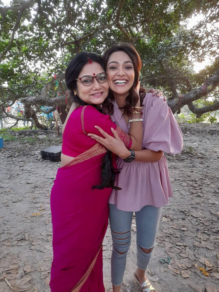 অভিনেত্রী সুস্মিতার মায়ের ভূমিকায় অভিনয় করেছিলেন দোলন রায়।