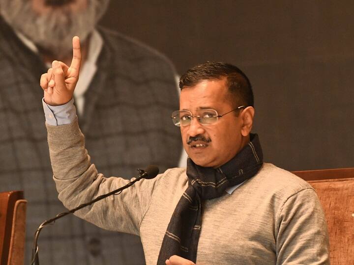 Goa Election: Kejriwal, who reached Panaji, targeted the BJP-Congress fiercely, said - together they have only looted Goa ANN Goa Election: पणजी पहुंचे केजरीवाल ने बीजेपी-कांग्रेस पर जमकर साधा निशाना, बोले- दोनों ने मिलकर गोवा को सिर्फ लूटा है