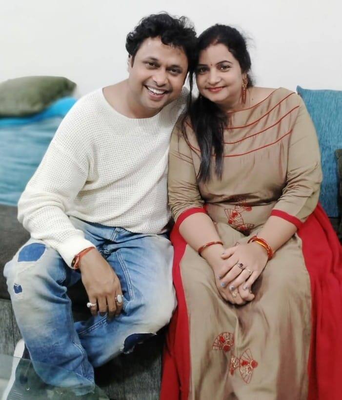 शो में हप्पू सिंह का किरदार निभाने वाले योगेश त्रिपाठी की पत्नी सपना त्रिपाठी हैं.