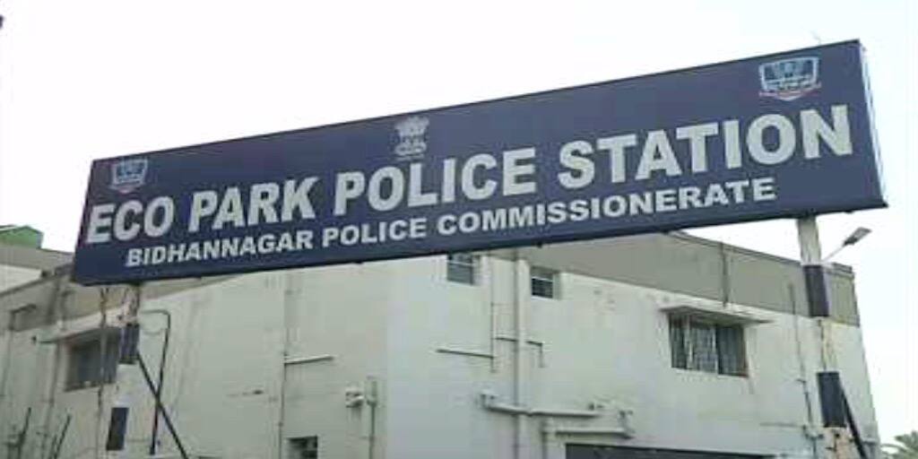 Kolkata : 4 including 2 B.tech Engineers arrested with drugs from Newtown area Newtown : নিউটাউনে মাদক-সহ গ্রেফতার ৪, ধৃতদের মধ্যে ২জন বি টেক ইঞ্জিনিয়ার