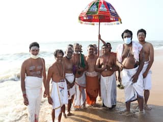 திருச்செந்தூரில் தைப்பூச விழா - கோயிலுக்கு செல்ல முடியாது என்பதால் விநாயகருக்கு நேர்த்திக்கடன் செலுத்தும் பக்தர்கள்