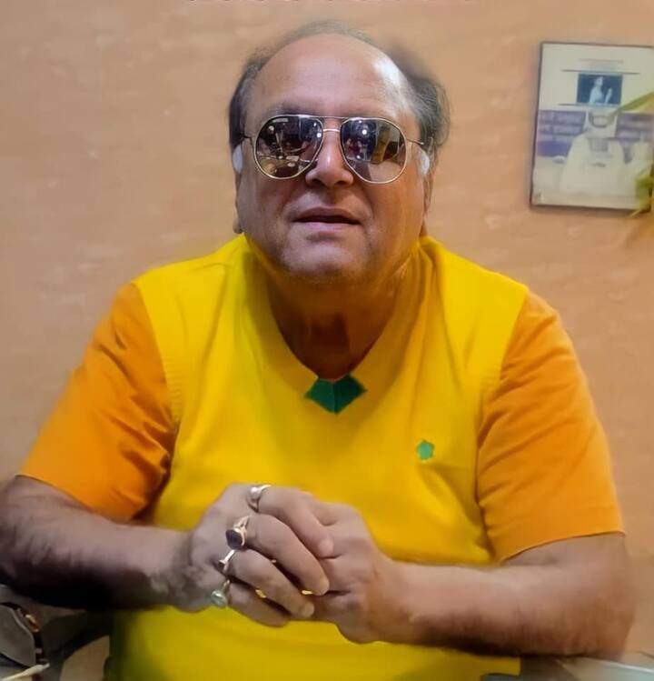 আর দীপঙ্কর পরেছিলেন কমলা আর হলুদে মেশানো টি শার্ট, তার ওপর হলুদ শীতপোশাক। একে অপরের সঙ্গে হাসিমুখে ফ্রেমবন্দি হয়েছেন তাঁরা।