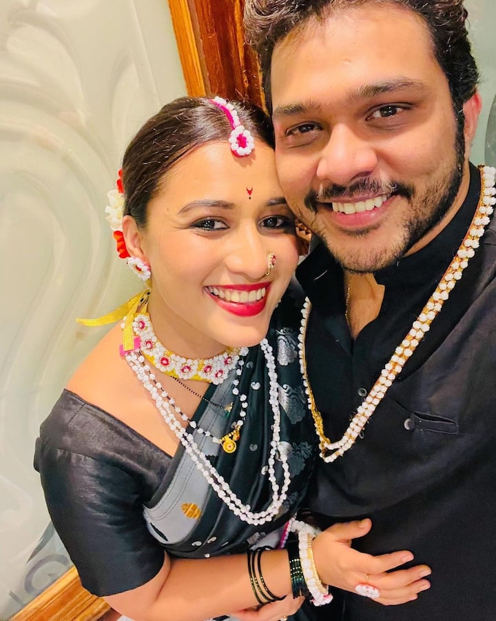 या फोटो मध्ये आयुषी आणि सुयश दोघांनी हलव्याचे दागिने परिधान केलेले दिसतायत. (Photo:@suyashtlk/IG)