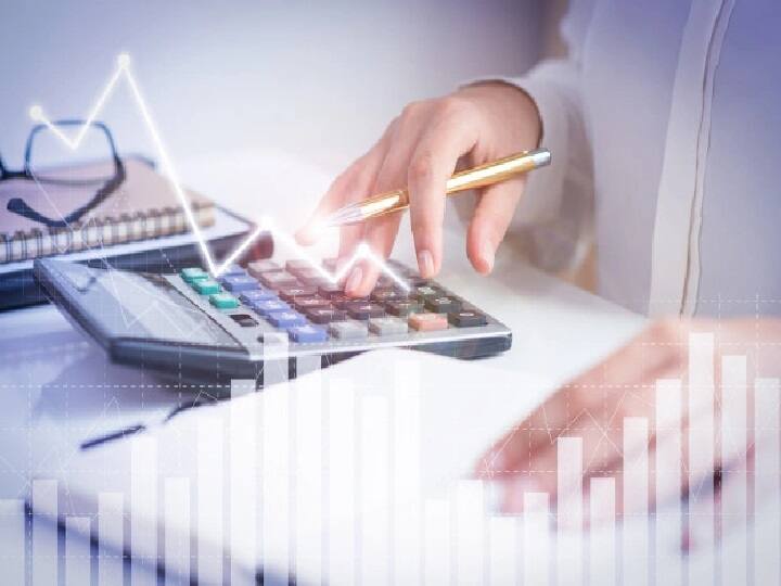 साल 2022 में हम आपको कुछ ऐसी टैक्स सेविंग स्कीम्स के बारे में बताने वाले हैं जिसमें इन्वेस्टमेंट करके आप टैक्स से छूट पा सकते हैं. (PC: Freepik)