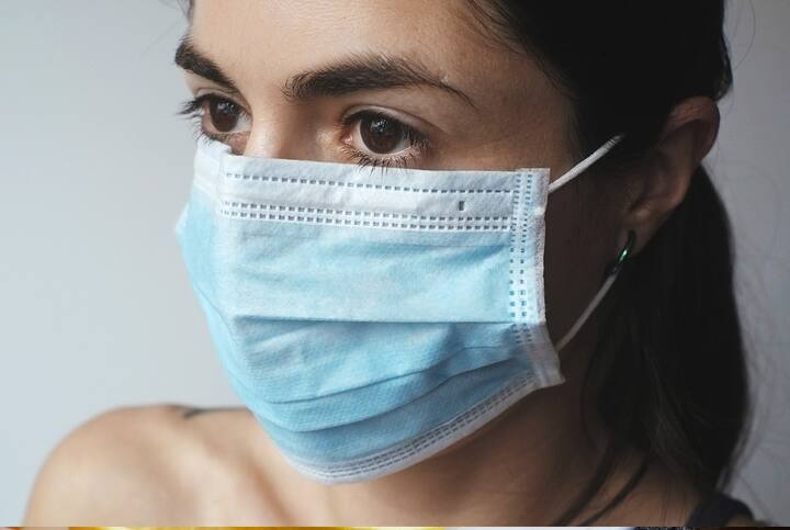 করোনা (Coronavirus) পরিস্থিতিতে এই মারণ ভাইরাসের হাত থেকে রক্ষা পাওয়ার একটাই উপায় শরীরের রোগ প্রতিরোধ ক্ষমতা। বিশেষজ্ঞরা জানান, যাঁরা শরীরে রোগ প্রতিরোধ ক্ষমতা যত বেশি আছে, তিনি তত এই মারণ ভাইরাসকে প্রতিরোধ করতে পারবেন।