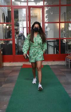 Malaika Arora: সবুজ শর্ট পোশাকে ক্যামেরাবন্দি লাস্যময়ী মালাইকা