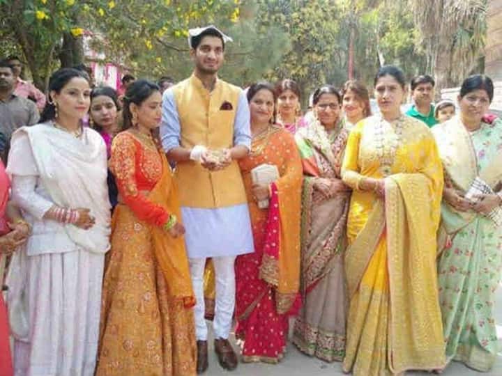 शिवपाल यादव ने अपने बेटे आदित्य की शादी राजघराने में की है. दरअसल आदित्य की पत्नी राज परिवार से संबंध रखती हैं.