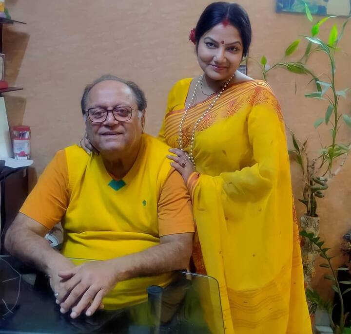 একেবারে নতুন বর-কনের মতোই সেজে আইনি বিয়ে সেরেছিলেন তাঁরা। দোলনের পরণে ছিল লাল বেনারসি ও সোনার গয়না। অন্যদিকে গরদের পাজামা-পাঞ্জাবিতে সেজেছিলেন দীপঙ্কর। অভিনেতা অভিনেত্রীর আইনি বিয়েতে উপস্থিত ছিলেন টলিউডের বেশ কিছু চেনা মুখেরা। অতিথি অভ্যাগতদের সঙ্গে ছবিও তুলতে দেখা গিয়ে নবদম্পতিকে।