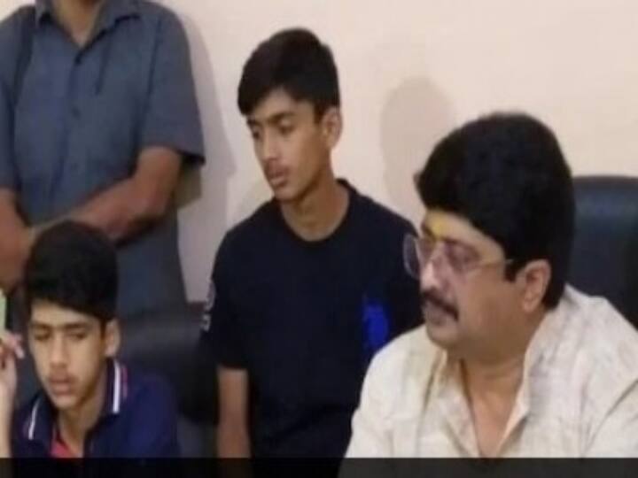 UP Election 2022: कुंडा के विधायक राजा भैया के जुड़वां बेटे चुनाव प्रचार में उतरे UP Election 2022: Kunda MLA Raja Bhaiya son doing campaigning for father UP Election 2022: कुंडा के विधायक राजा भैया के जुड़वां बेटे चुनाव प्रचार में उतरे