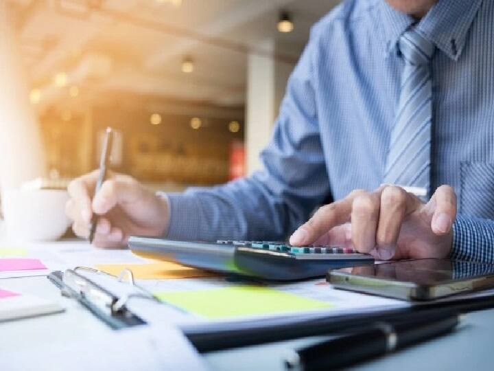 Income Tax Saving Tips: हर नौकरीपेशा इंसान को साल में कमाई का एक हिस्सा टैक्स के रूप में देना पड़ता है. इसके लिए आपको सेविंग और इन्वेस्टमेंट के बीच में एक सही तालमेल बैठाना पड़ता है. आप सही तरीके से प्लानिंग करके टैक्स को सेव कर सकते हैं. (PC: Freepik)