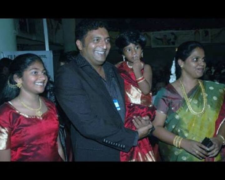 साउथ एक्टर प्रकाश राज (Prakash Raj) ने 1994 में ललिता कुमारी से शादी की थी और 2009 में तलाक ले लिया था. इसके बाद उन्होंने 2010 में कोरियोग्राफर पोनी वर्मा से दूसरी शादी कर ली थी.