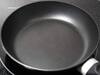 Nonstick Pans: నాన్స్టిక్ పాన్పై గీతలు పడ్డాయా? అయితే వాటిని పడేయాల్సిందే, లేకుంటే క్యాన్సర్ కారకాలుగా మారచ్చు