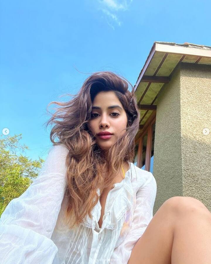 જ્હાન્વી સોશિયલ મિડિયા પર ખૂબ જ એક્ટિવ છે.