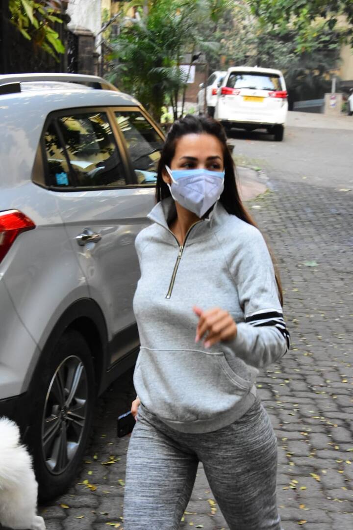 She looked all cute as she waved at the paparazzi. She has a white dog of the Pomeranian breed. Malaika could be seen sporting chappals.