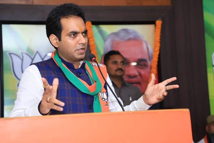 बता दें कि पंकज ने अपनी सालाना आय 3 लाख 71 हजार बताई है और उनकी पत्नी की 18 लाख 69 हजार बताई गई है. वहीं कैश की बात करें तो 2017 में पकंज के पास 35,400रुपए का कैश था जोकि अब 40 हजार हो गया है.