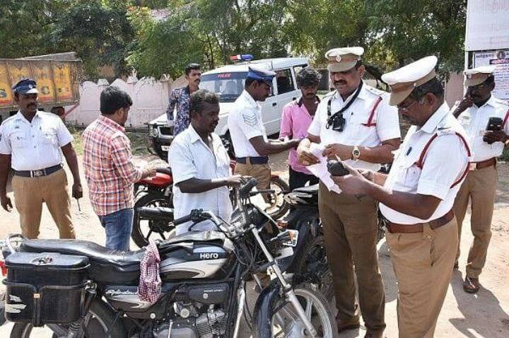 So far 21 lakh fines have been collected from violators of lockdown rules in Trichy திருச்சியில் ஊரடங்கு விதிகளை மீறிவர்களிடம் இருந்து இதுவரை 21 லட்சம் அபராதம் வசூல்