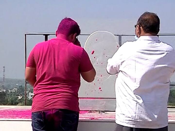 निकालानंतर माझा बाप आठवल्या शिवाय राहणार नाही, असं रोहित पाटील म्हणाले होते. आता निकालानंतर रोहित पाटील यांनी एबीपी माझाला प्रतिक्रिया दिली. विजयानंतर रोहित पाटील यांनी आबांच्या समाधीस्थळी जाऊन त्यांचे आशीर्वाद घेतले.